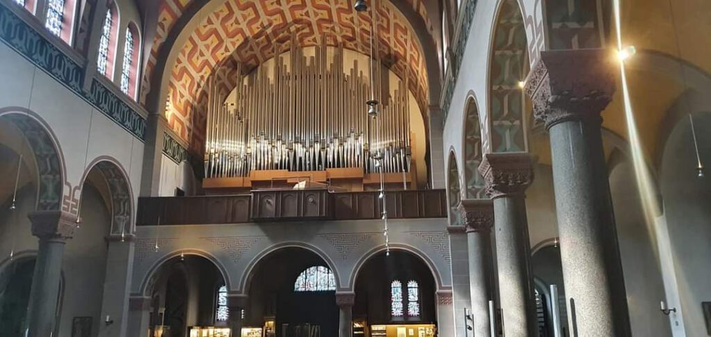 The west-end organ in the Pfarrkirche St Antonius, Düsseldorf.