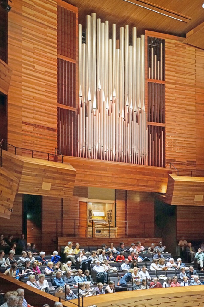 The Grenzing organ in the Grand Auditorium of the Maison de la Radio et de la Musique, Paris, with an expectant audience in the seats below.